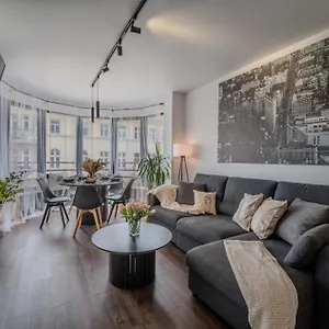 https://apt-new-large-modern-city-center-60m2-lift-parking.hotelswroclaw.com